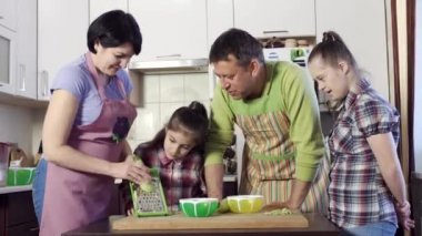 Ebeveynler, down sendromlu çocuklarına kendi öğle yemeğini hazırlamalarını öğretirler..