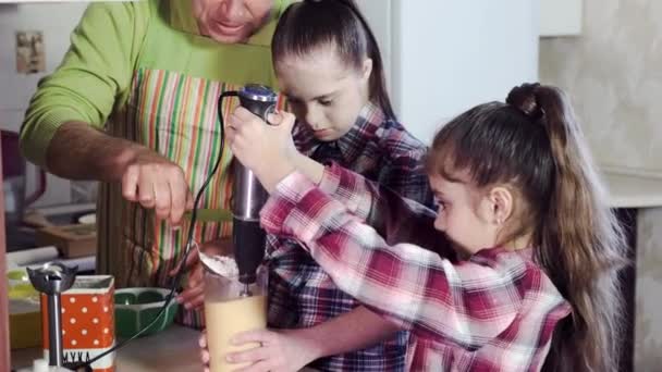 Η οικογένεια στην κουζίνα με ένα μίξερ κουζίνα μαστιγώσει τη ζύμη — Αρχείο Βίντεο