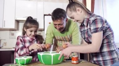 Aile tavuk yumurtası gıda hazırlar.