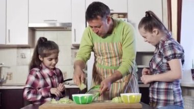 Baba kabak rendelemek için nasıl gösterir.