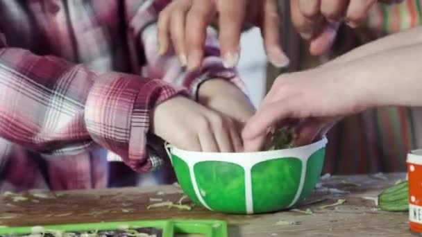 子供たちの女の子らしい手は、ボウルに新鮮なサラダを混ぜた. — ストック動画