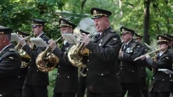 La banda militar de bronce de las fuerzas armadas de Ucrania pasa una marcha solemne . — Vídeos de Stock