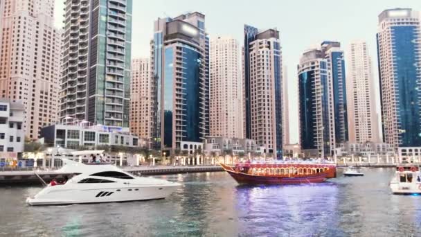 Dubai Marina. Dubai Marina Yat Kulübü'nde turistler lüks yatlara ve zevk teknelerine biniyor. — Stok video