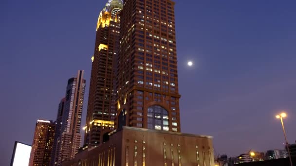 Noční výhled na dvě věže v Dubaji. Věže v emirátech — Stock video
