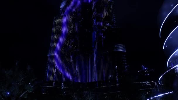 Dubai, nächtliche Illumination des Burj Khalifa Turms. — Stockvideo