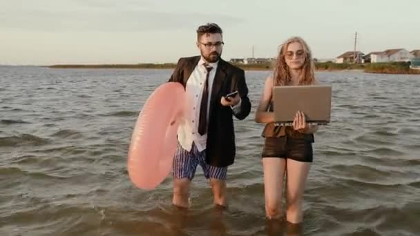 Der Chef im Urlaub gibt seiner Sekretärin mitten auf dem Meer weiterhin Befehle. — Stockvideo