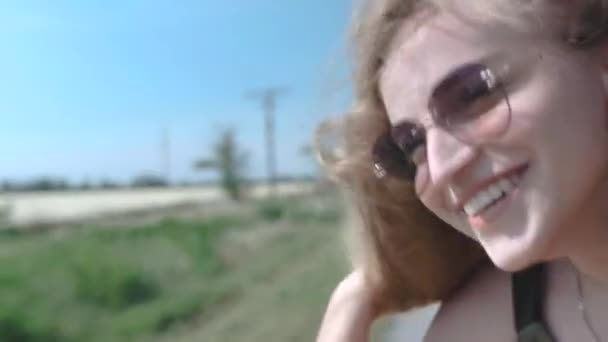 Boldog fiatal nő Leans autó ablak — Stock videók