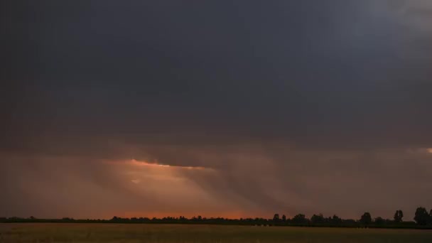 Paisaje, el sol sale de las nubes al amanecer . — Vídeos de Stock