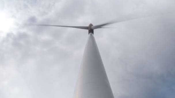 Windkraftanlage. Erneuerbare Energien, nachhaltige Entwicklung, umweltfreundliches Konzept. — Stockvideo