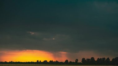 Bulutlu gökyüzü yıldırım yanıp sönen yağmur önce.