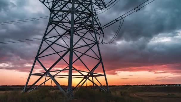 Caducidad del día a la noche de las líneas eléctricas de alto voltaje . — Vídeo de stock