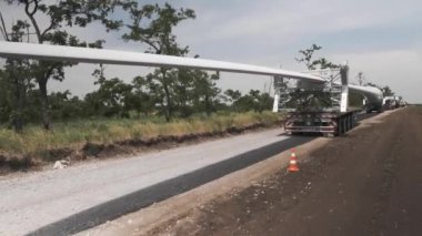 Rüzgar enerjisi santralleri inşaatı. Rüzgar türbinleri için bıçaklı ağır araçlar.