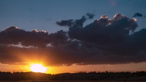 壮大な夕日と雲を通る太陽の光. — ストック動画