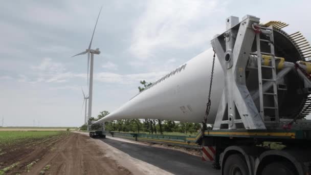 De messen van windgeneratoren op de carrosserie van de truck. — Stockvideo