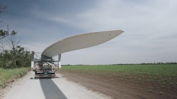 Энергия ветра, тяжелая транспортировка лопастей роторов — стоковое видео