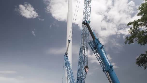 Baustelle für Windkraftanlagen. Industriekonzept — Stockvideo