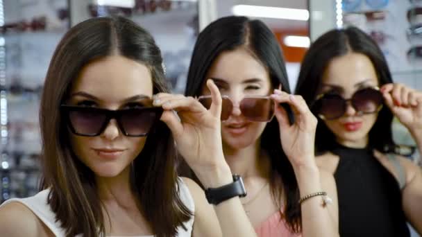 Chicas jóvenes posando en gafas de sol delante de la lente de la cámara . — Vídeo de stock