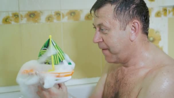 Glad man lekfull barnlikt i badkaret. — Stockvideo