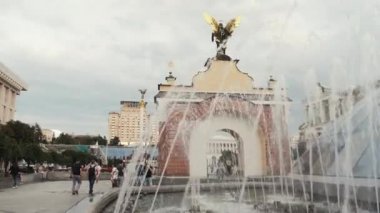 Kiev, Ukrayna. Bağımsızlık Meydanı, Maidan Nezalezhnosti, Lyadsky Kapısı ve Başmelek Michael Altın kaplama bronz heykeli ile
