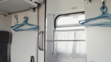 Ukrayna şehirlerarası ve uluslararası tren, konforlu taşıma bölmesi.