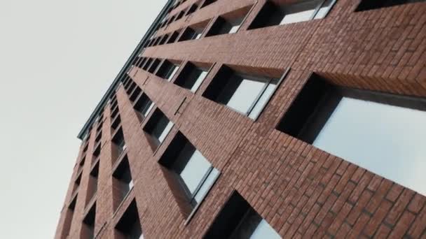 Πολυόροφο κτίριο σε αμερικανικό στυλ, πολυεπίπεδη τεχνολογία πλαισίων. — Αρχείο Βίντεο