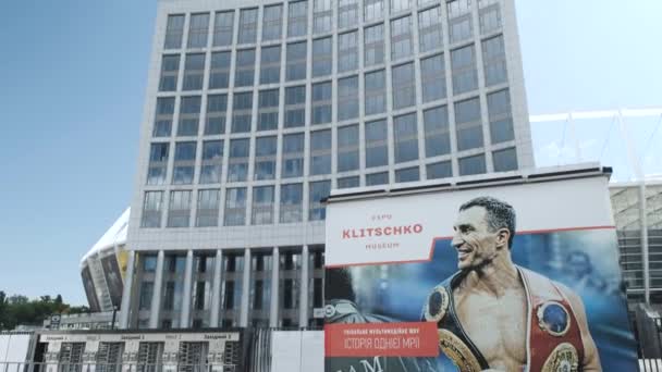 Banner klitschko expo. Werbung - Museum der sportlichen Errungenschaften Klitschko-Brüder. — Stockvideo