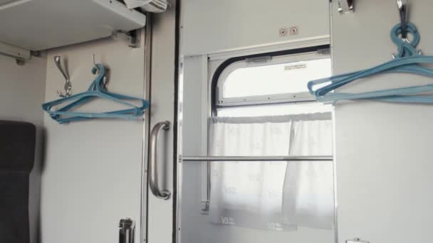 Oekraïense Intercity en internationale trein, comfortabele wagen compartiment. — Stockvideo