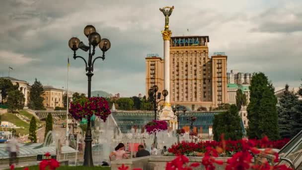 Independence Square, view of the stella and hotel Ukraine. — Stock Video