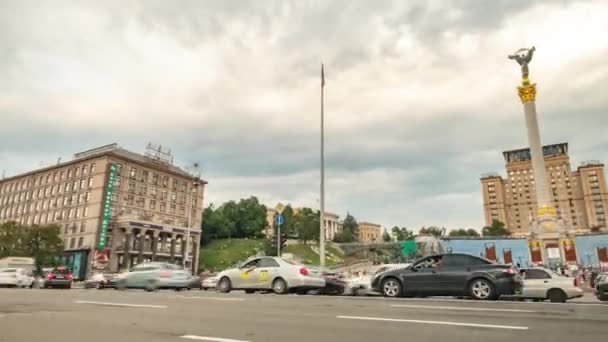 Independence Square, view of the stella and hotel Ukraine. — Stock Video