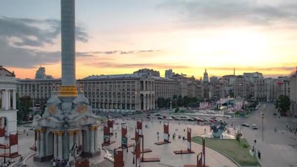 Widok na plac Niepodległości, płynne przejście od wieczora do nocy, włączenie oświetlenia miejskiego. — Wideo stockowe