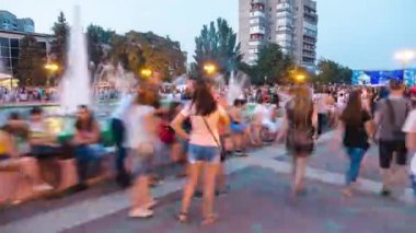 Bir taşra kasabasında tatil, insanların büyük bir kalabalık. Zaman Atlamalı.