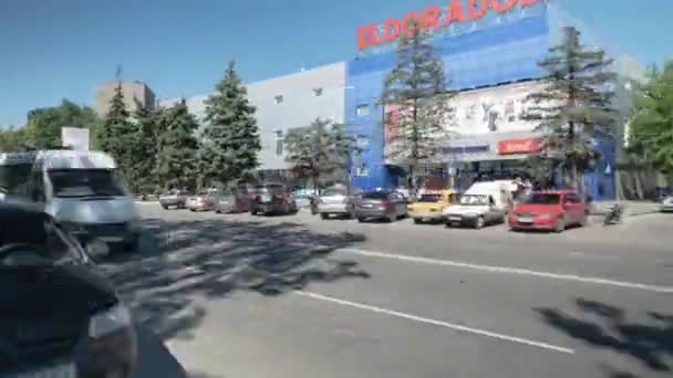Ucrania, Melitopol. Instrucciones a lo largo de la avenida central de la ciudad. Hiperlapso . — Vídeos de Stock
