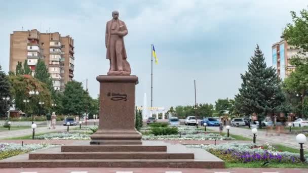 Ukrajna, Melitopol városa, a Taras Sevcsenko emlékműve. Timelapse. — Stock videók