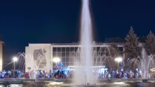 Ukraina, Melitopol. Stads fontänen i stadens centrum. En stor skara människor på semester. — Stockvideo