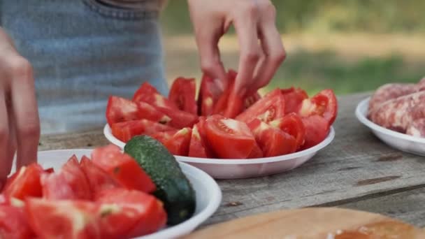 Tomates e pepinos em placas de plástico . — Vídeo de Stock