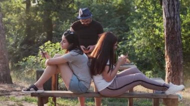 Gerçek dünyada insanların gerçek iletişim üzerinde modern gadget'lar olumsuz etkisi. Serisi.