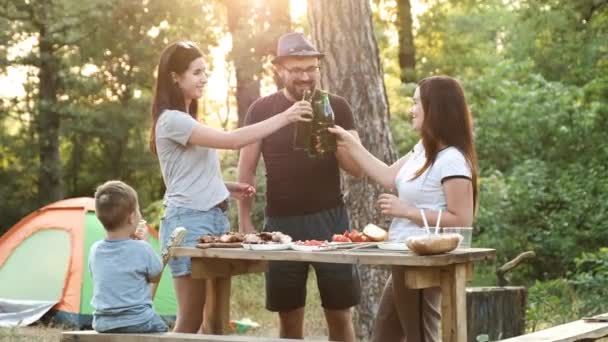 Przyjaciele świętować z toast i Clink podniesione butelki — Wideo stockowe