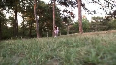 Kız bir orman glade topu oynar