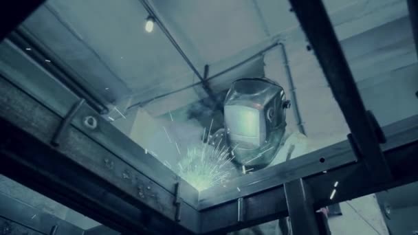 车间低角度保护膜焊接尸体的工人 — 图库视频影像