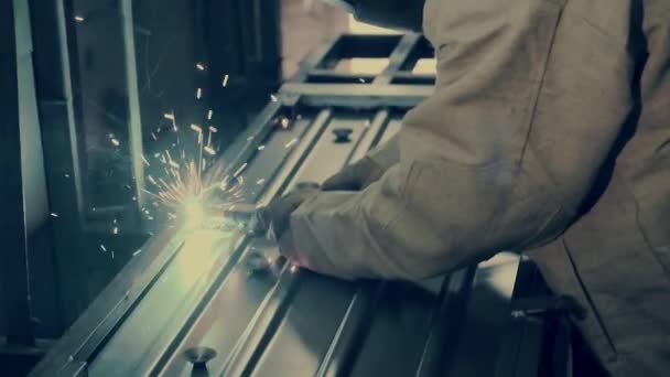 雇员戴上防护面罩焊接金属外壳 — 图库视频影像