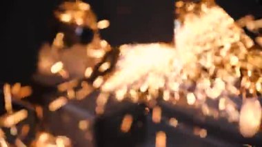 Farklı yönlere uçan kıvılcımların bulanık görüntüsü