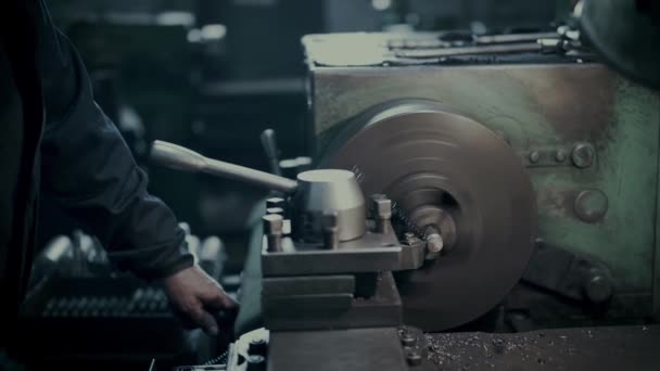 Draaibank machine werkt met metalen onderdeel onder arbeiderscontrole — Stockvideo