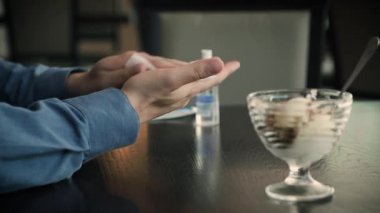 Yemekten önce kafede el dezenfeksiyonu.