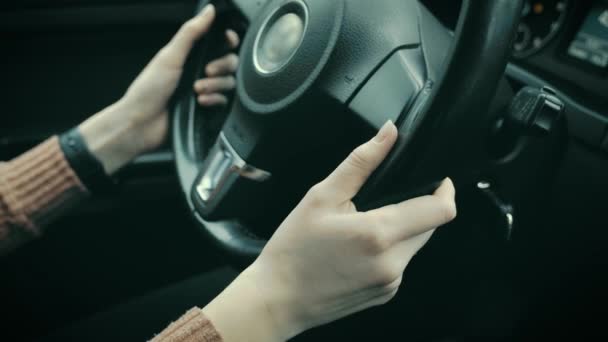 Жіночі руки на кермі автомобіля . — стокове відео