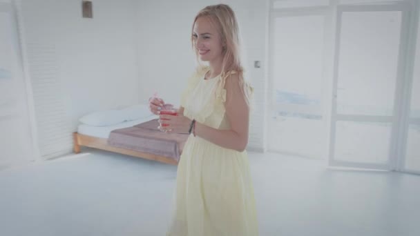 Smiling blonde in summer dress brings beverage to daughter — Stock Video