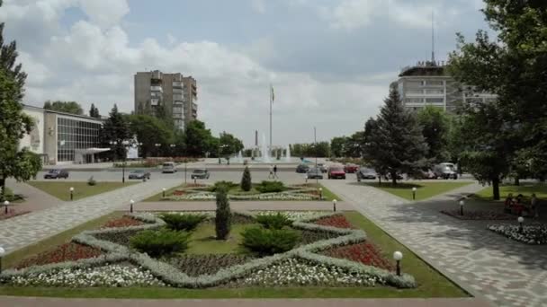 Monument över den ukrainska poeten Taras Shevchenko i staden Melitopol, Ukraina. — Stockvideo