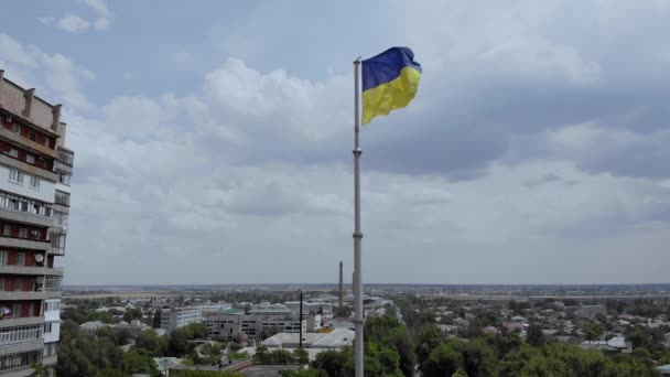 Flagga i Ukraina i staden Melitopol. — Stockvideo