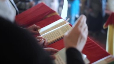 Kilise korosu. Şarkı söyleyen koro şeflerinin ellerini kitabın arka planına koy..