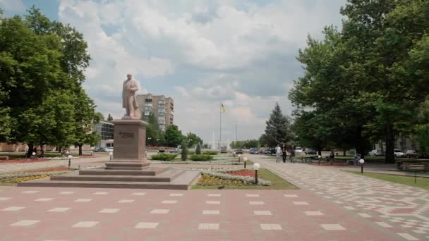 Monument över den ukrainska poeten Taras Shevchenko i staden Melitopol, Ukraina. — Stockvideo