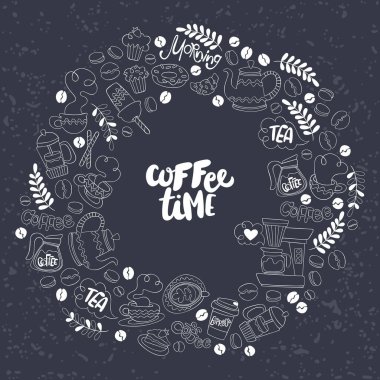 Kahve demliği ve kahve fincanı. Sıcak içecek kupası. Kahve makinesi. Tatlı hamur işleri: Kek, çörek, kek, kruvasan, badem kurabiyesi. Harf seti. Çember çerçeve - çelenk. İzole vektör nesnesi.